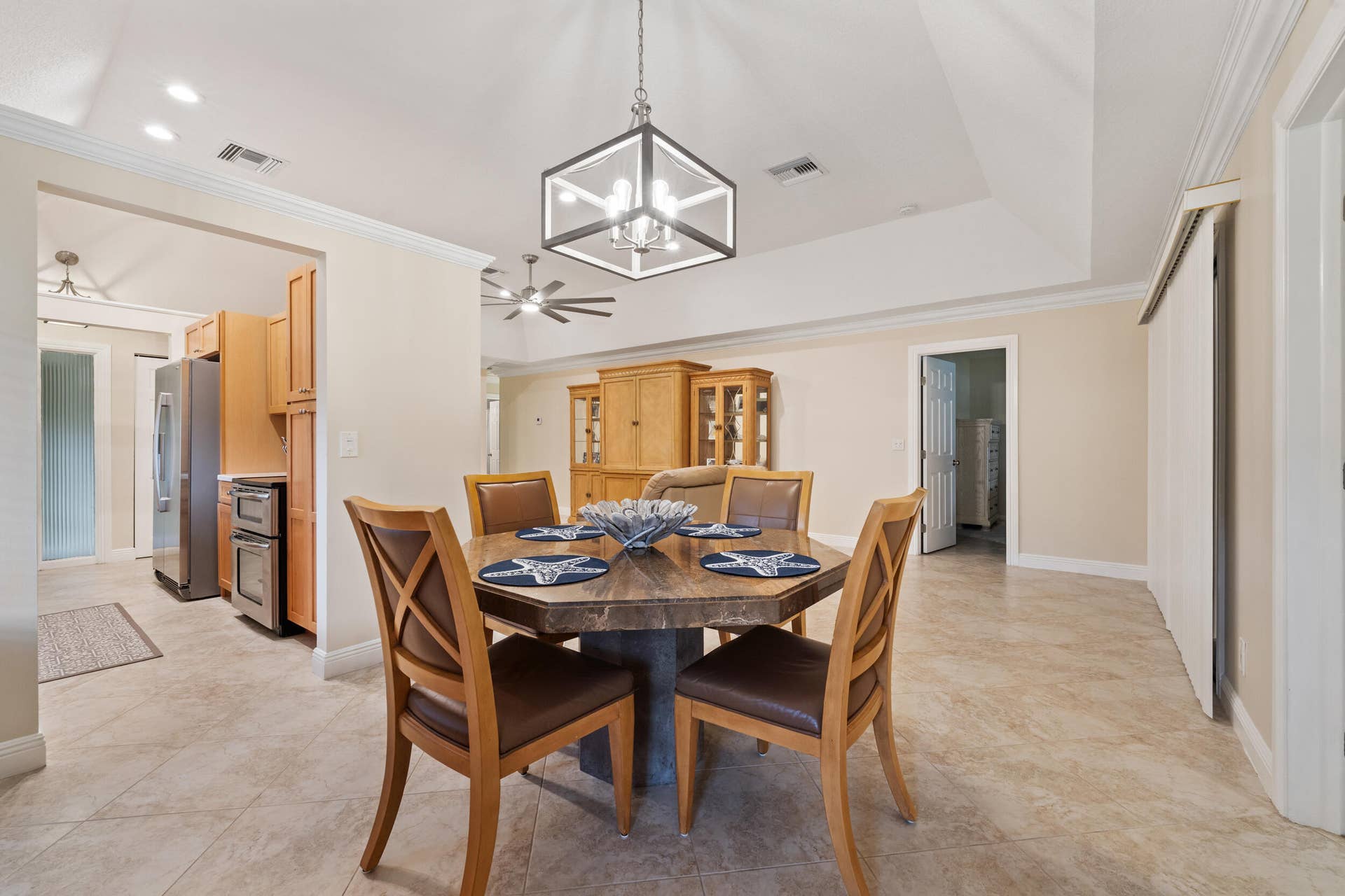 Every detail is lovely! A nice size dining room that many townhomes lack