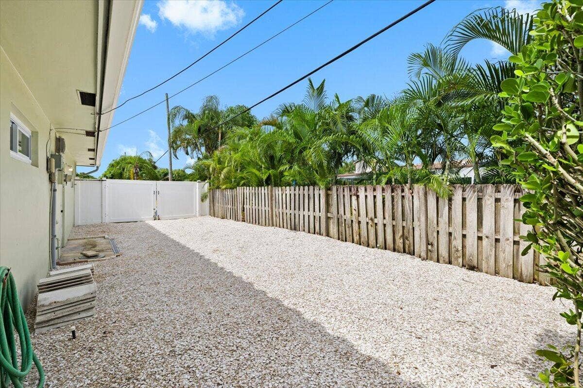 Gated Side Yard | Crushed-Shell Surface