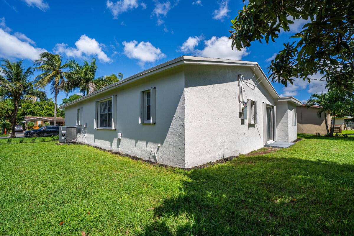4830 NW 18th Street, Lauderhill, FL 33313 23