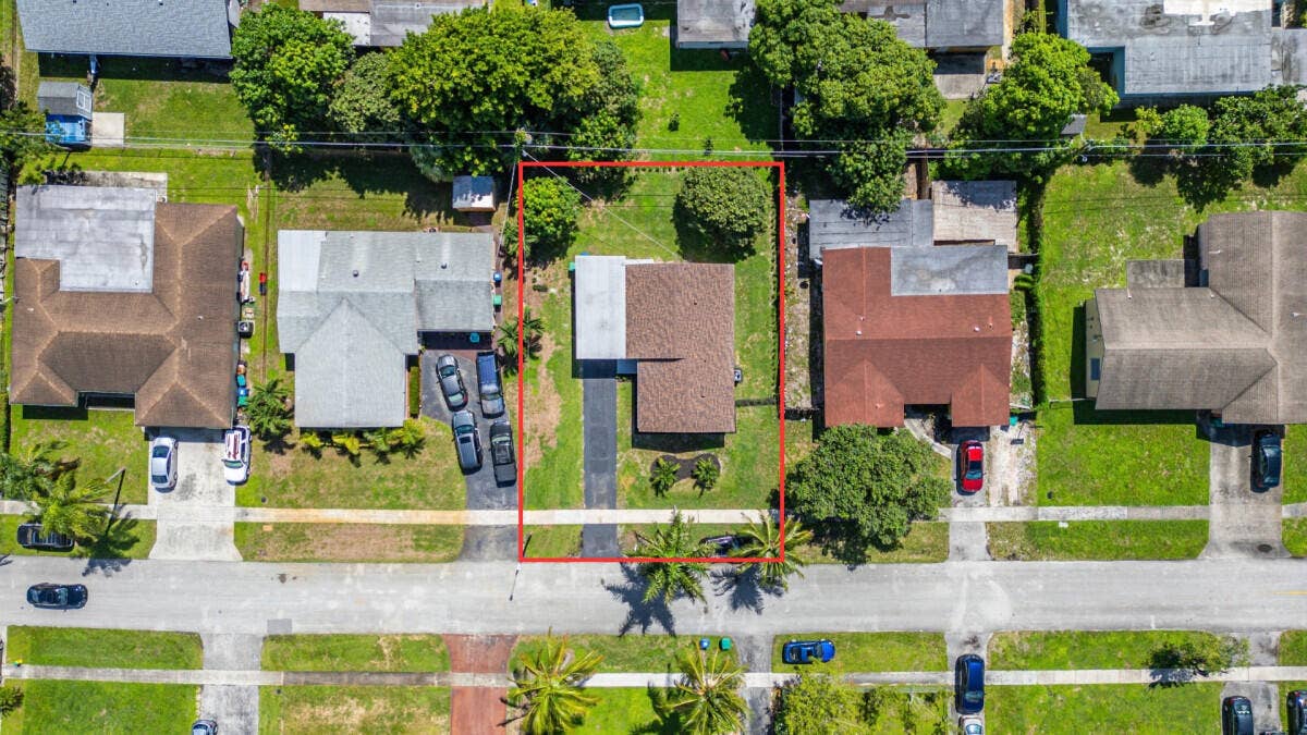 4830 NW 18th Street, Lauderhill, FL 33313 26