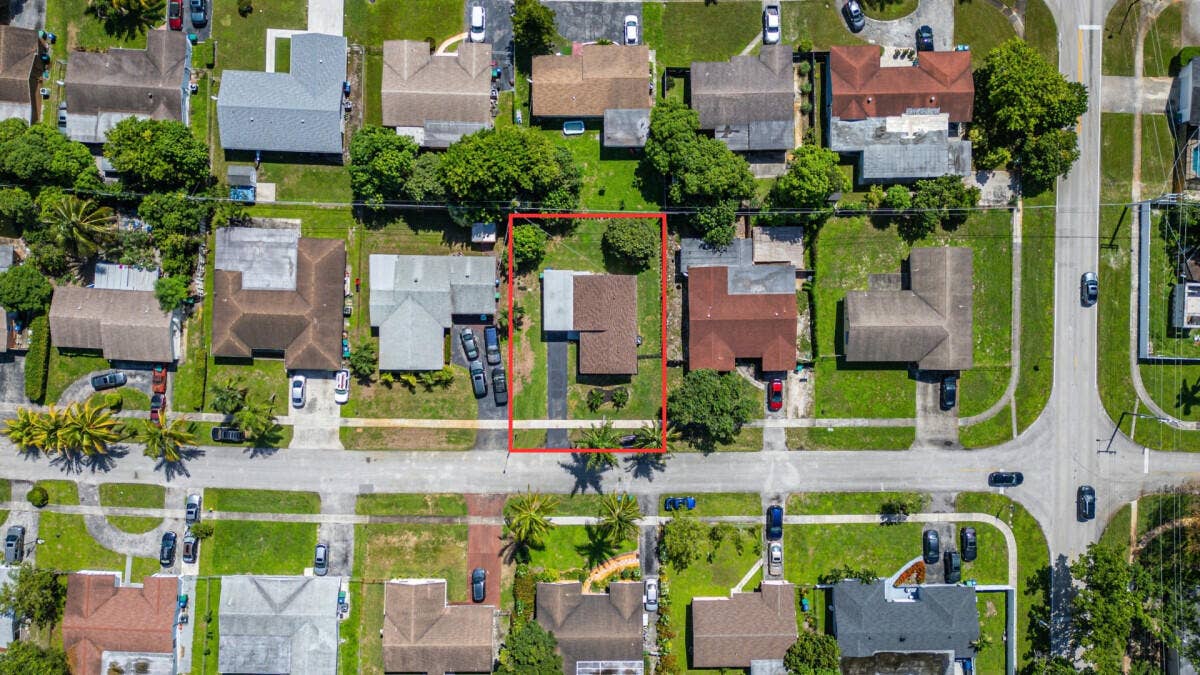 4830 NW 18th Street, Lauderhill, FL 33313 25