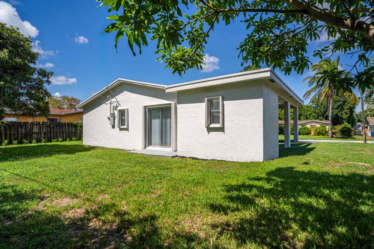 4830 NW 18th Street, Lauderhill, FL 33313 24