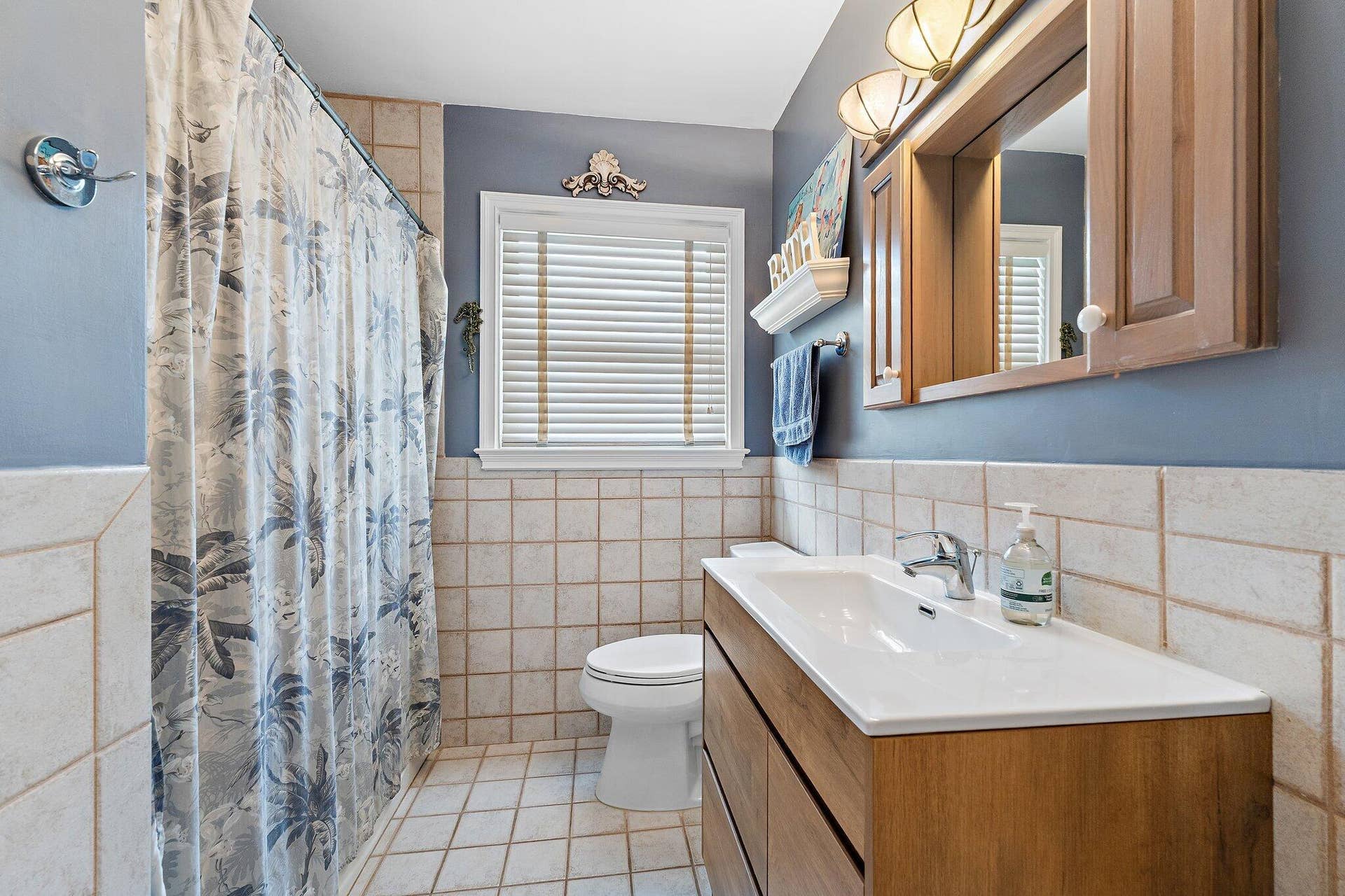 324 Sandal Lane, Palm Beach Shores, FL 33404 Second Bathroom