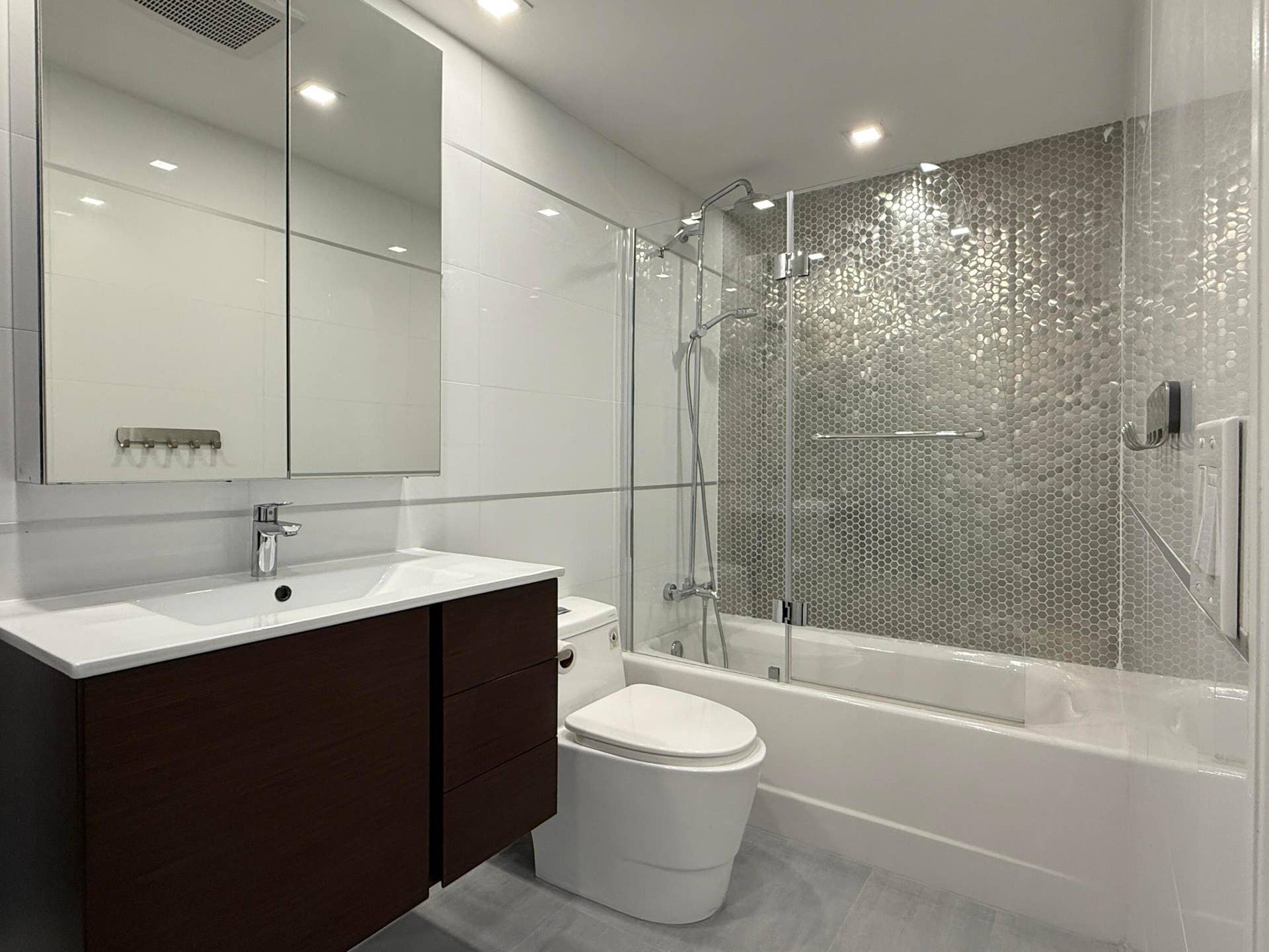 2nd bath with tub