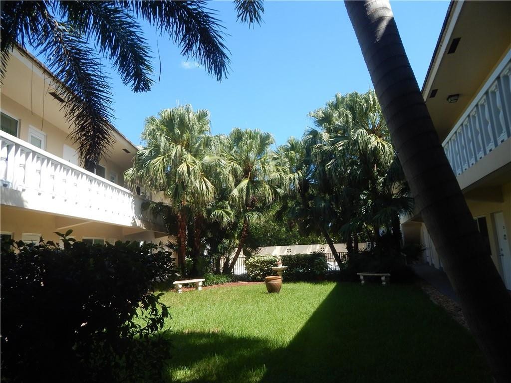 2110 NE 39th Street, #4-A, Fort Lauderdale, Fort Lauderdale, FL 33308 welcoming courtyard
