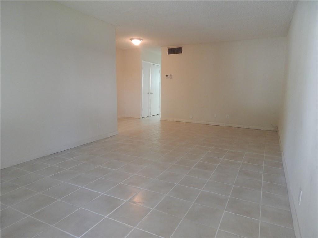 2110 NE 39th Street, #4-A, Fort Lauderdale, Fort Lauderdale, FL 33308 tiled living room