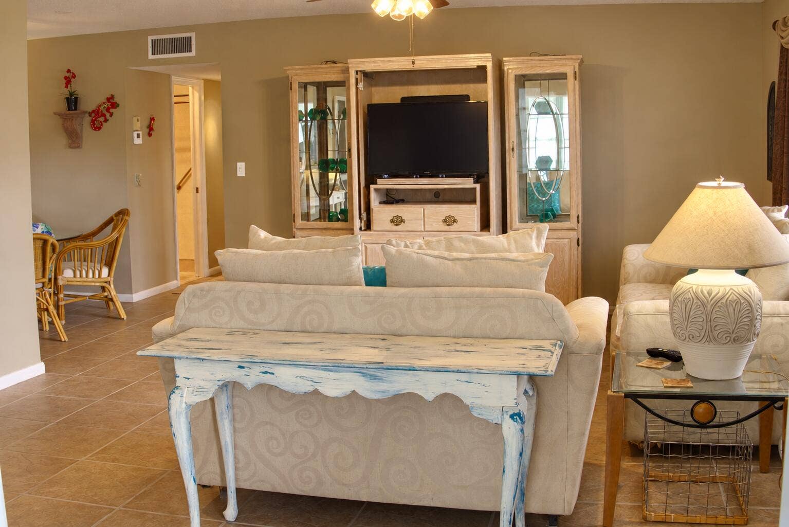 View into Living Rm from FL Rm