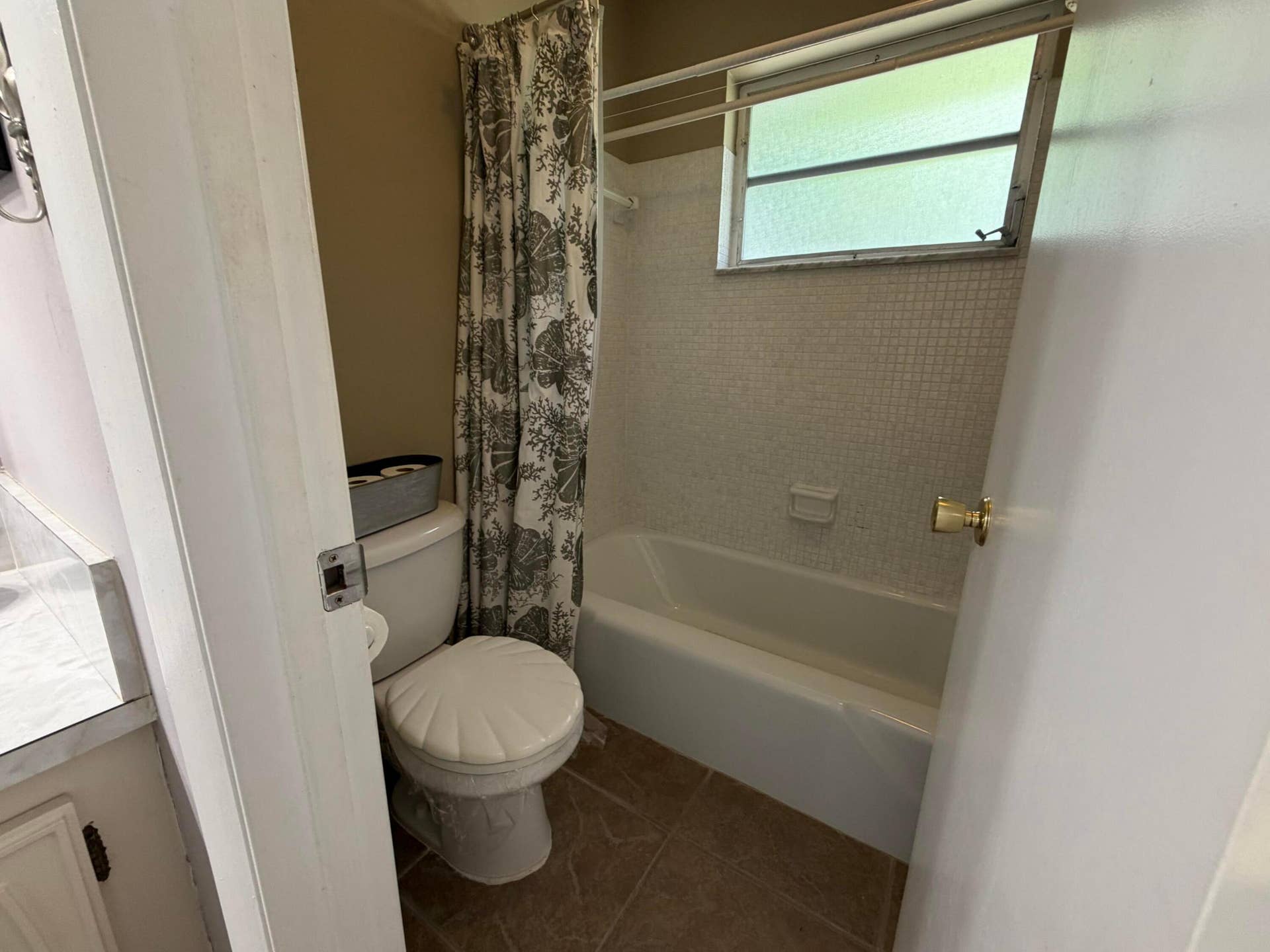 Primary bath- combined tub/shower