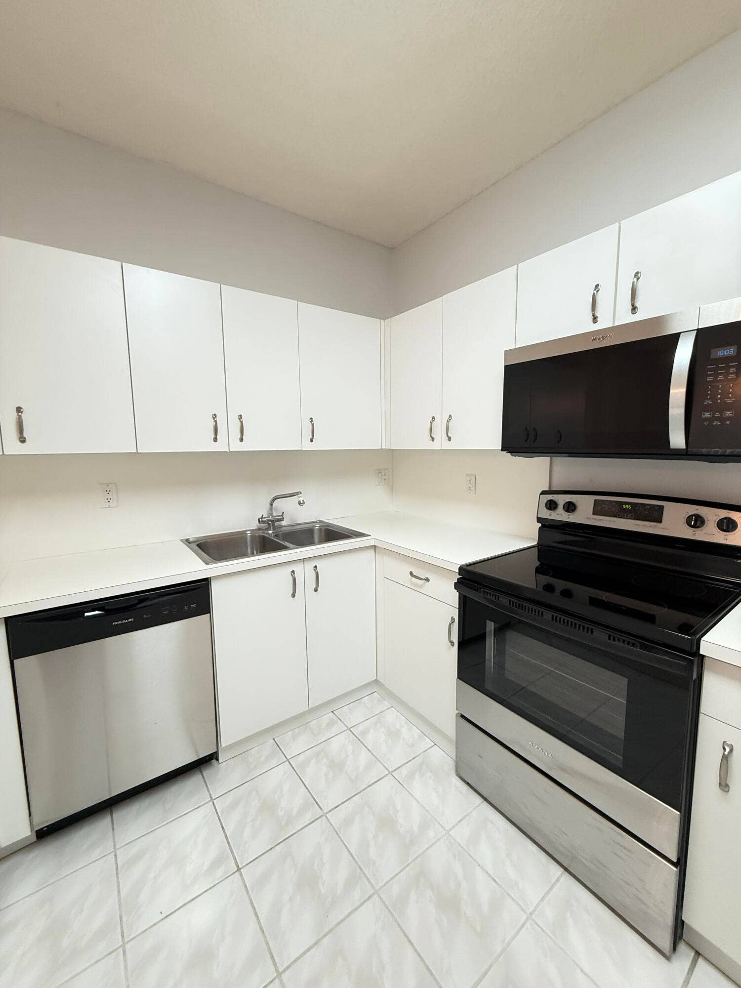 6769 Montego Bay Boulevard, Boca Raton, FL 33433 Kitchen with new appliances