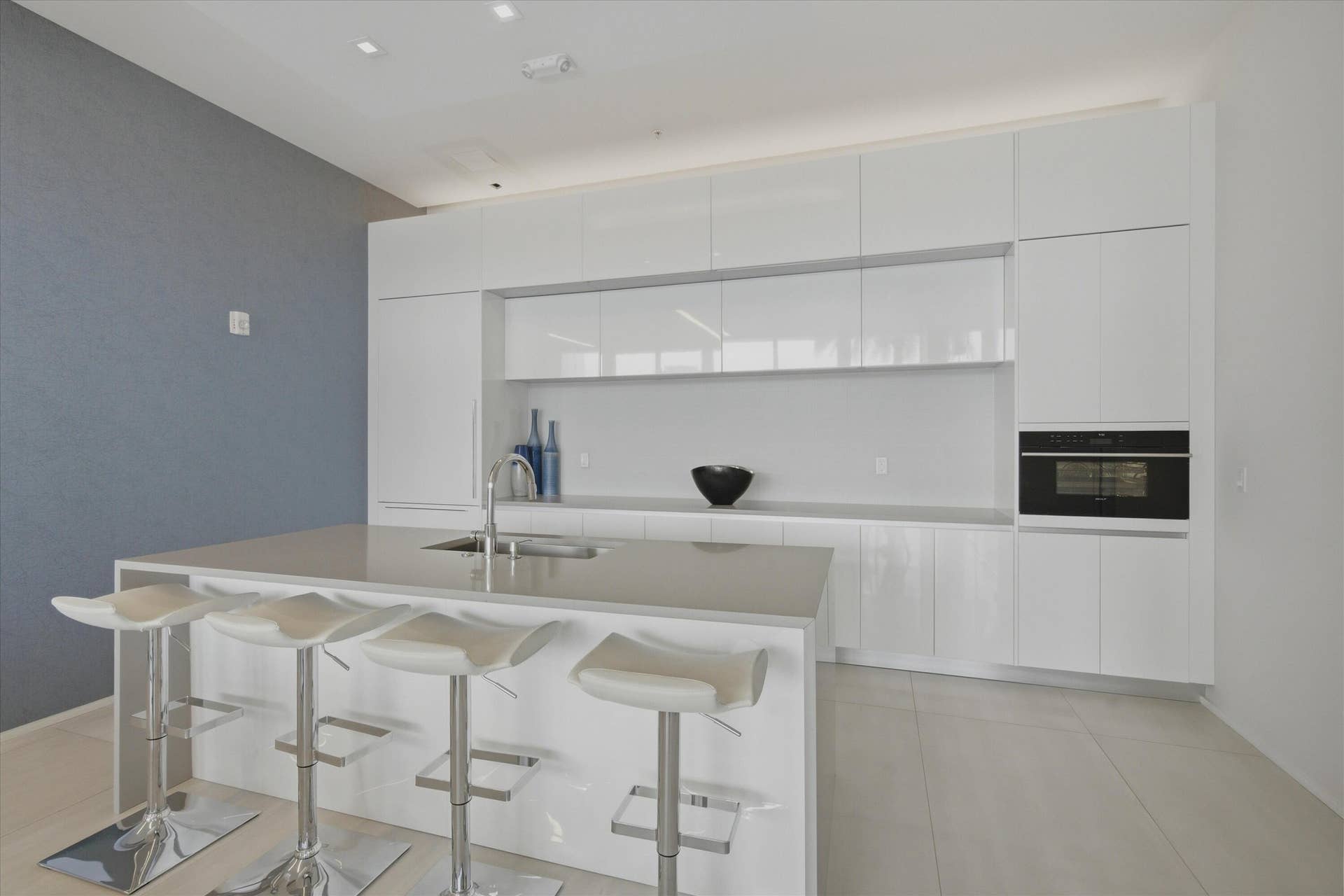 920 Intracoastal Drive, #702, Fort Lauderdale, FL 33304 Community Room kitchenette