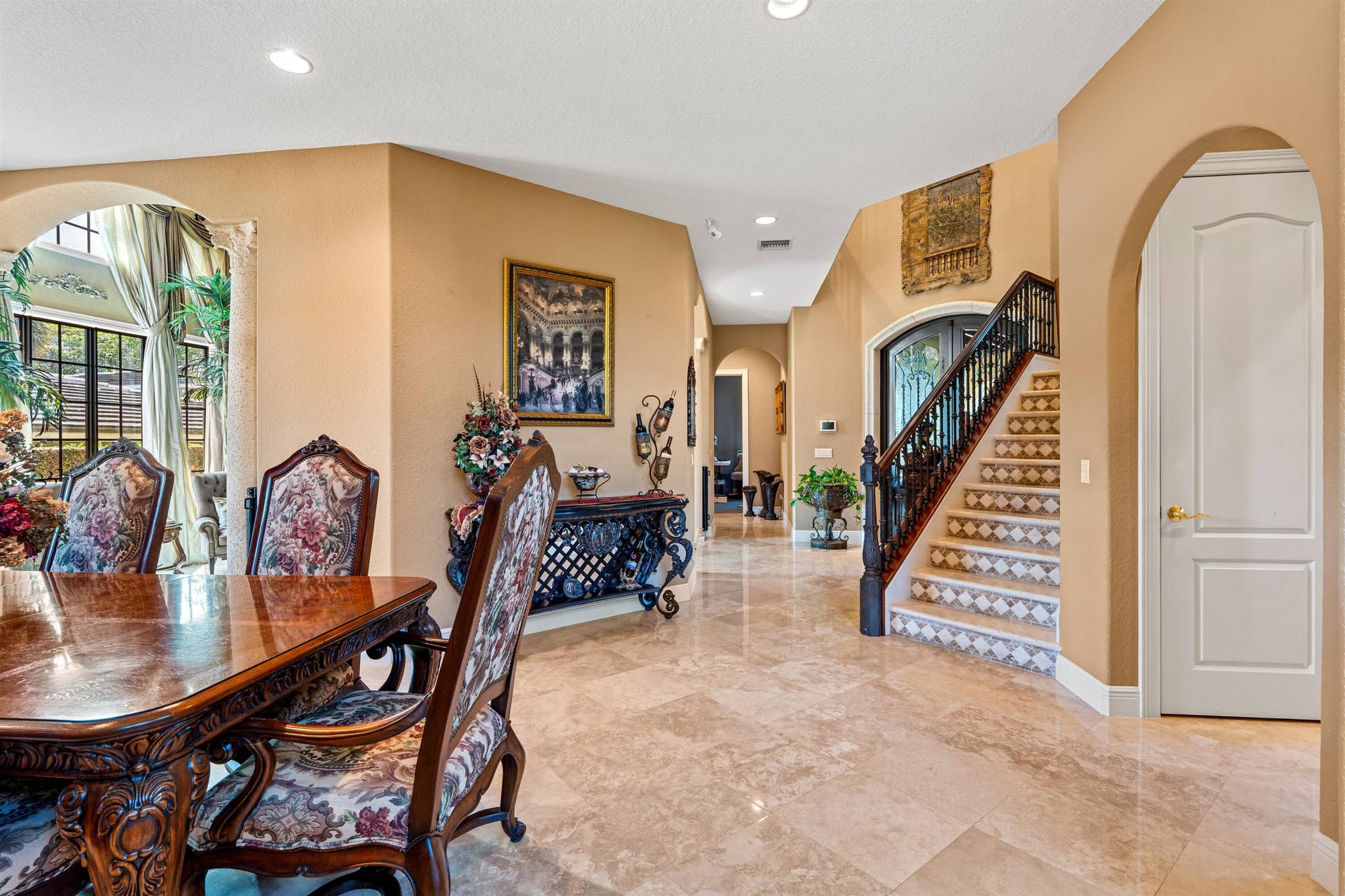 DINING_ROOM_TO_STAIRS