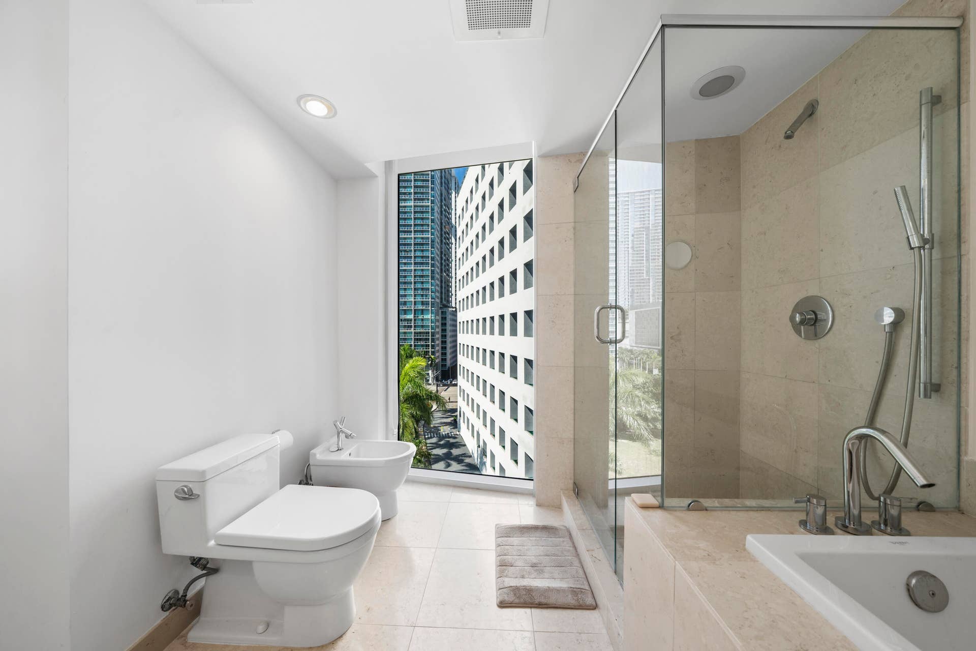495 BRICKELL Avenue, #811, Miami, FL 33131 Master bathroom