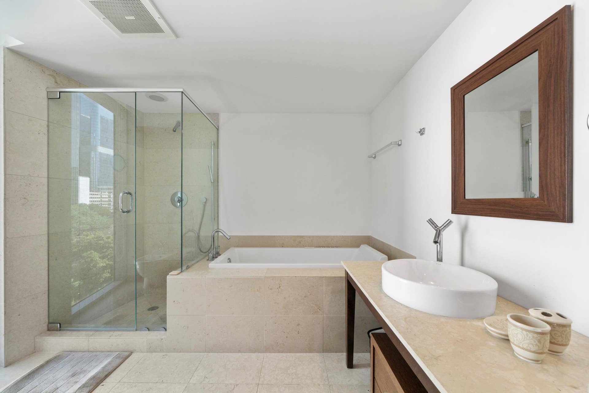 495 BRICKELL Avenue, #811, Miami, FL 33131 Master bathroom