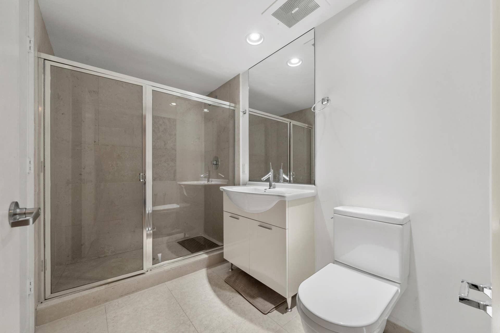 495 BRICKELL Avenue, #811, Miami, FL 33131 2nd bedroom bathroom