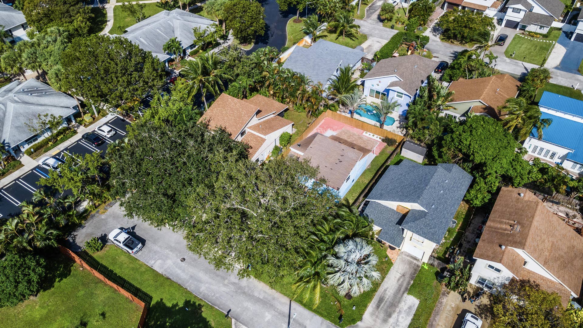 2552 Ella Street, Delray Beach, FL 33444 Located on a dead-end street