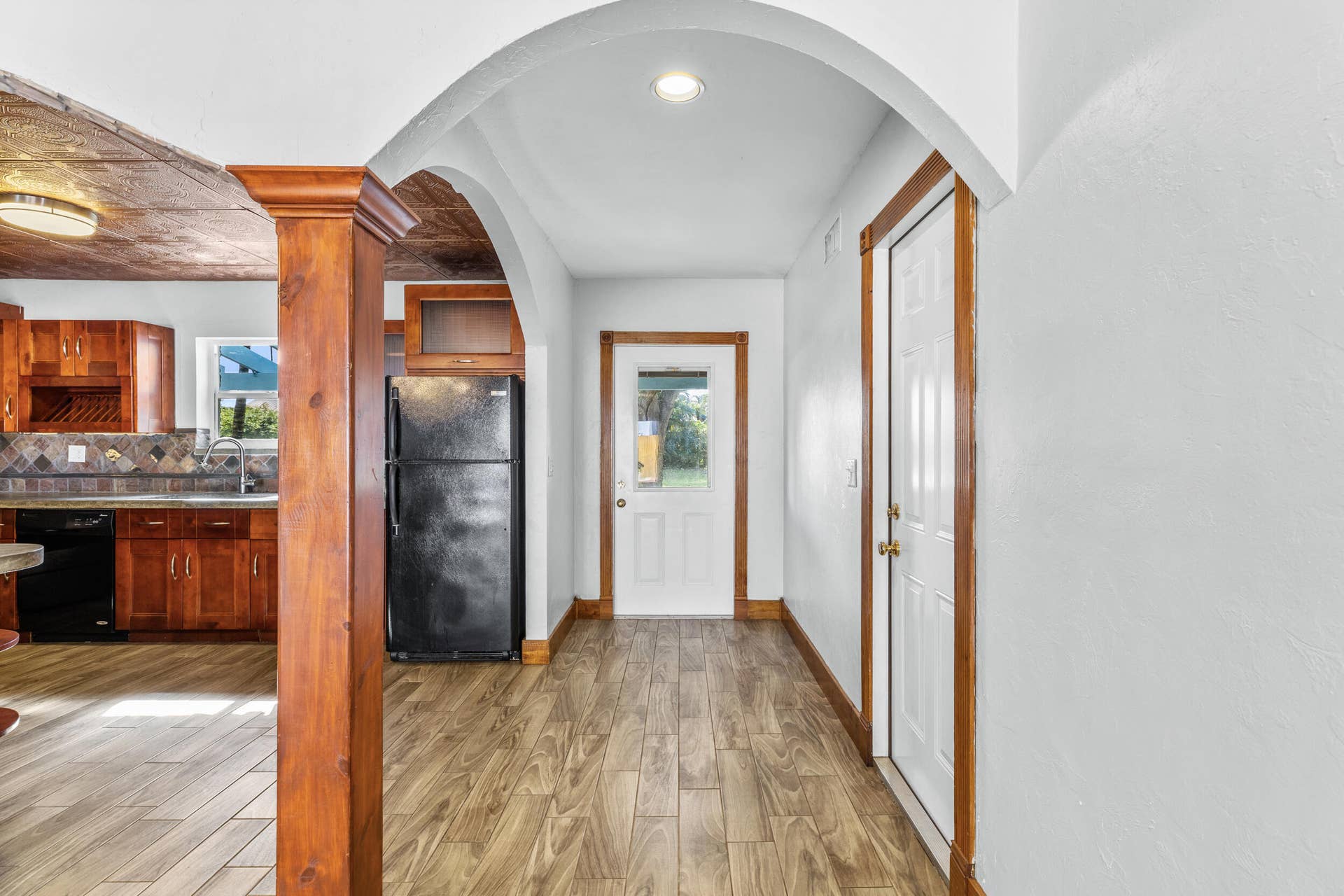 2552 Ella Street, Delray Beach, FL 33444 Foyer & Kitchen