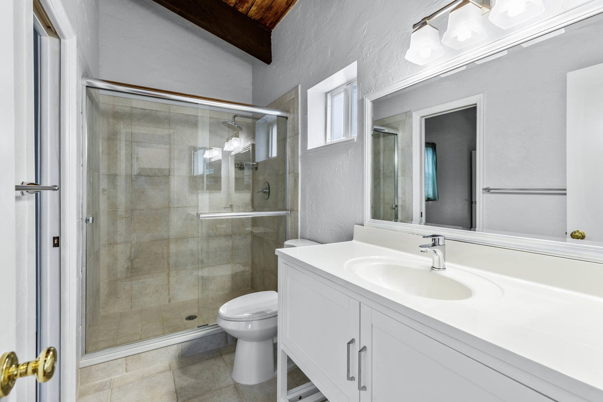 2552 Ella Street, Delray Beach, FL 33444 Primary Ensuite Bathroom