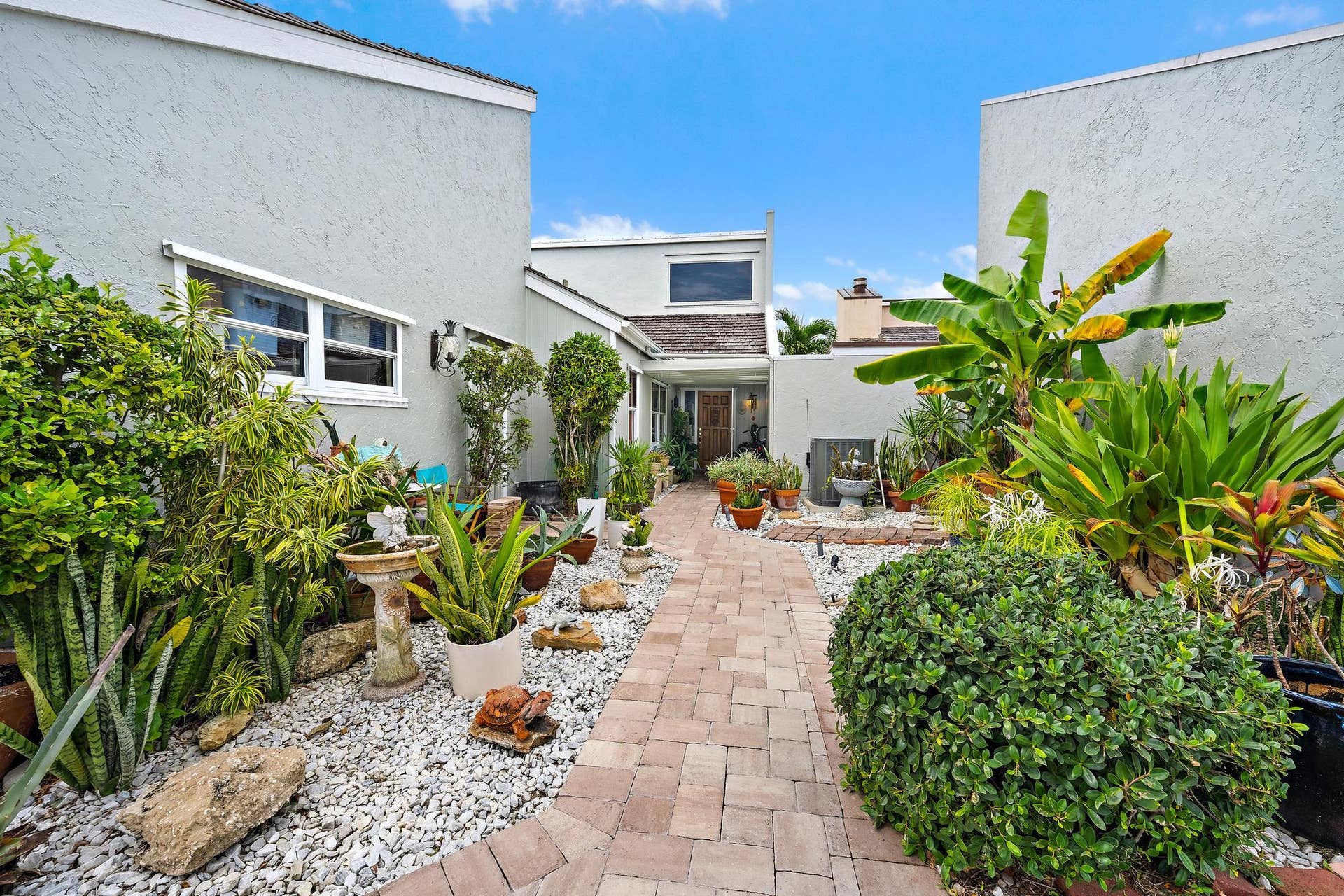 17050 Traverse Circle, Jupiter, FL 33477 Inviting tropical entry
