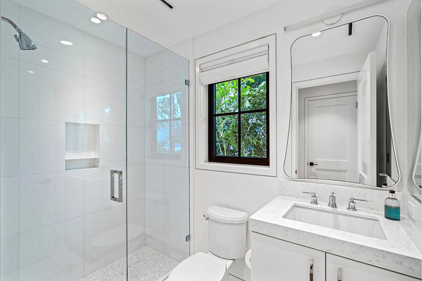 412 Brazilian Avenue, Palm Beach, FL 33480 Guest Bath