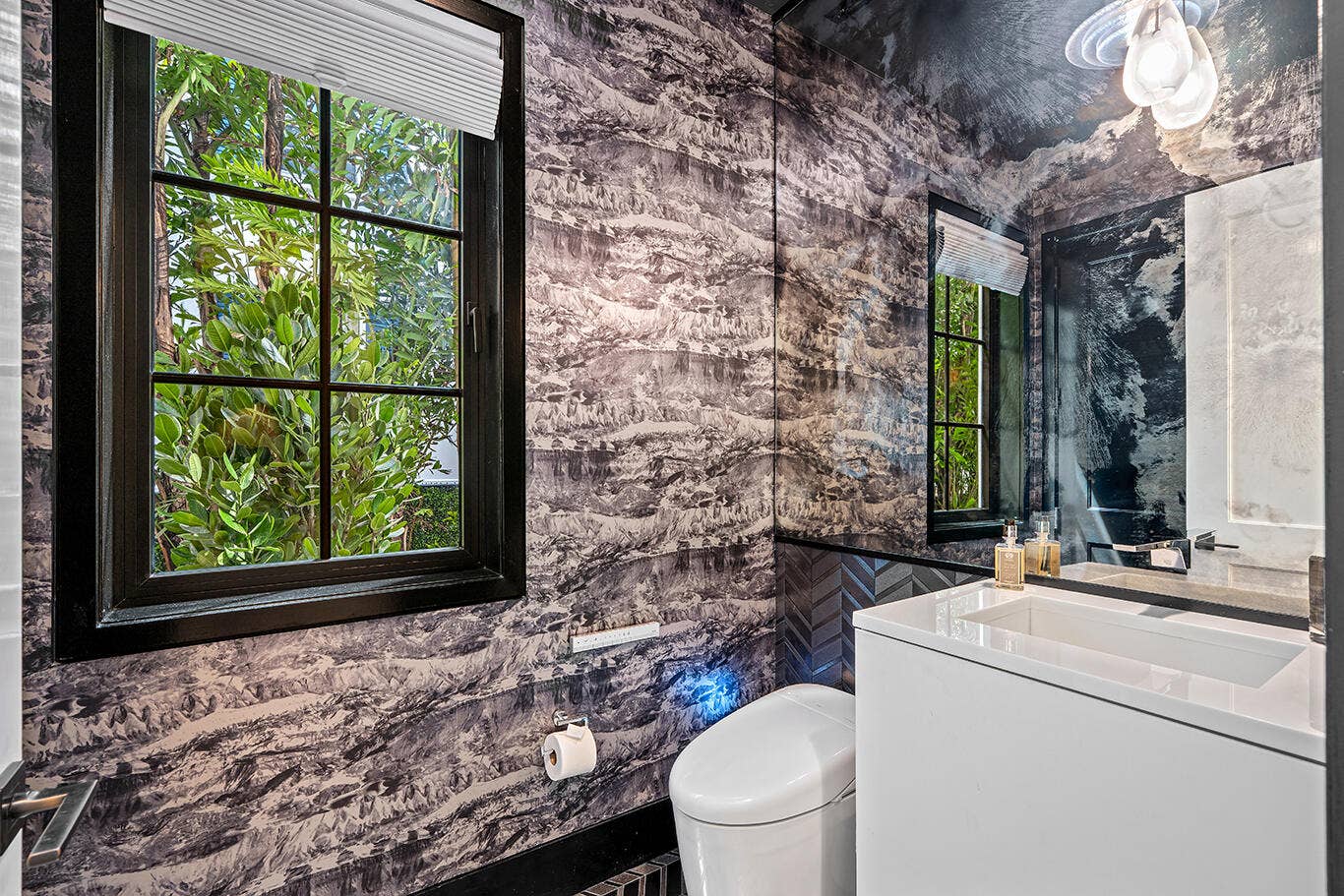 412 Brazilian Avenue, Palm Beach, FL 33480 Powder Room