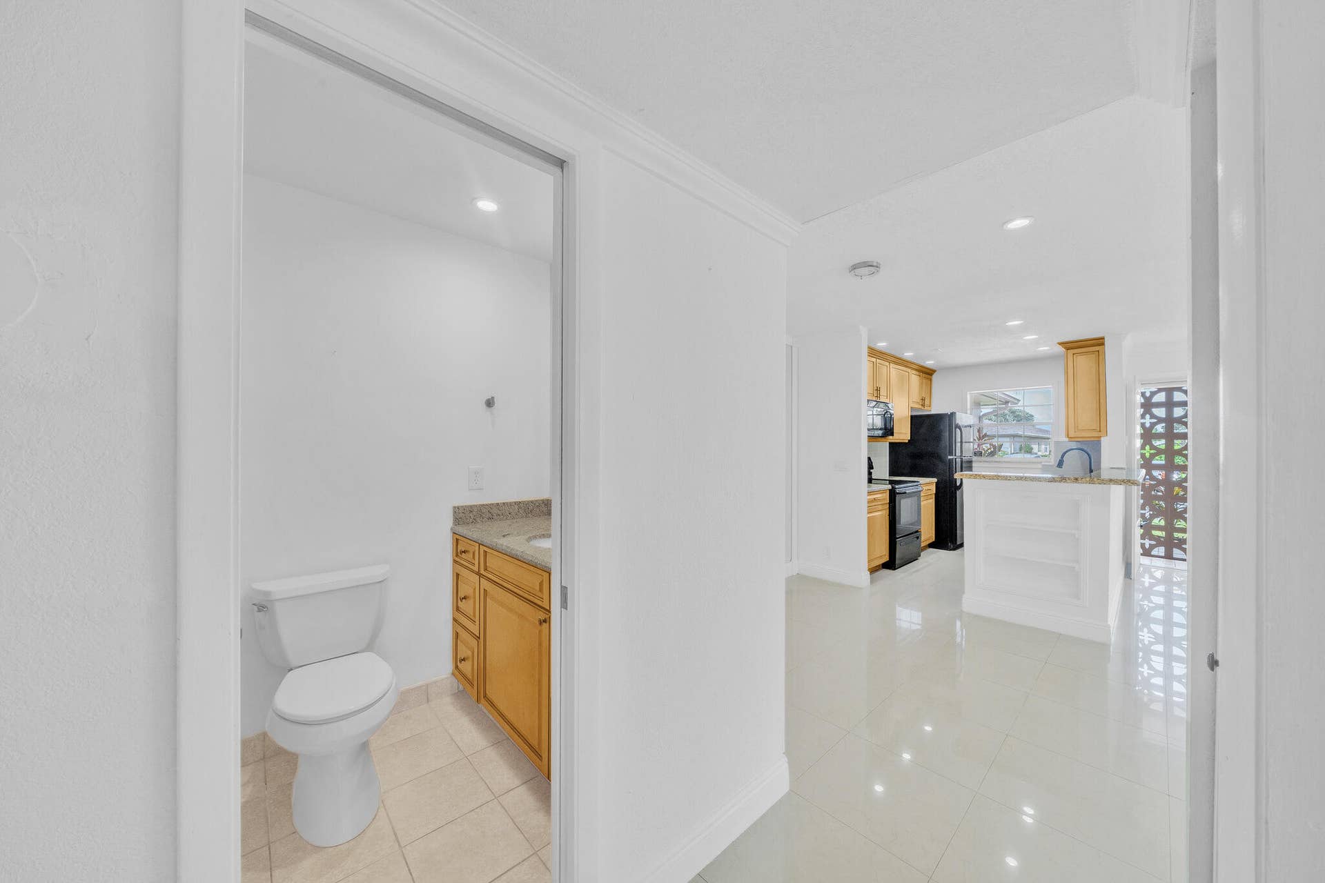 1360 SE High Point Way SE, #A, Delray Beach, FL 33445 19-Foyer (2)