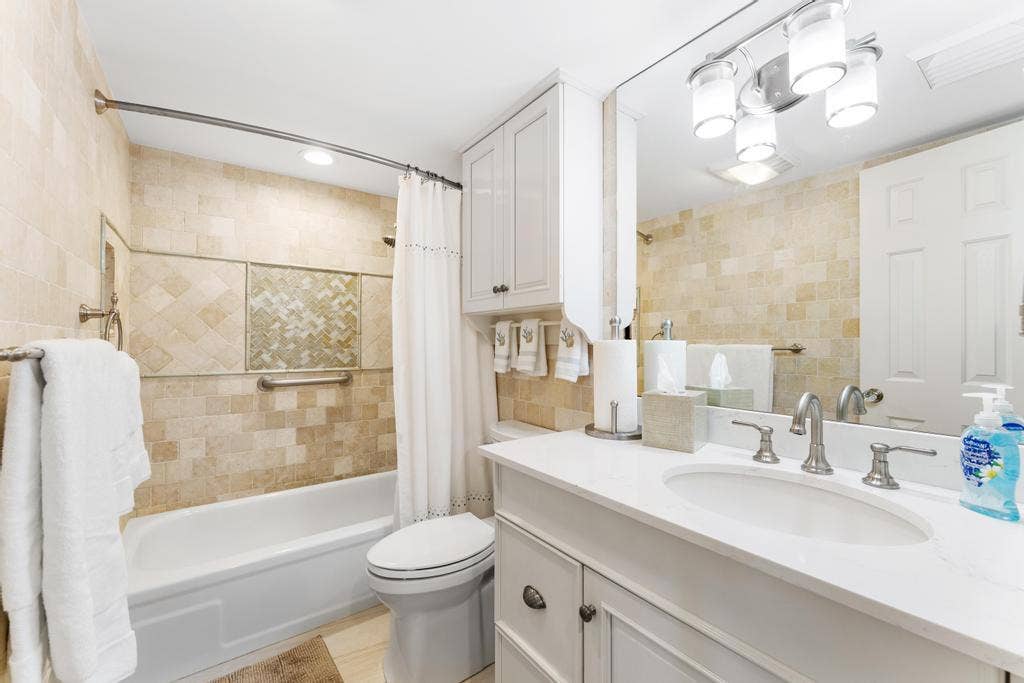 200 OCEAN TRAIL Way, #T7, Jupiter, FL 33477 Guest Bath