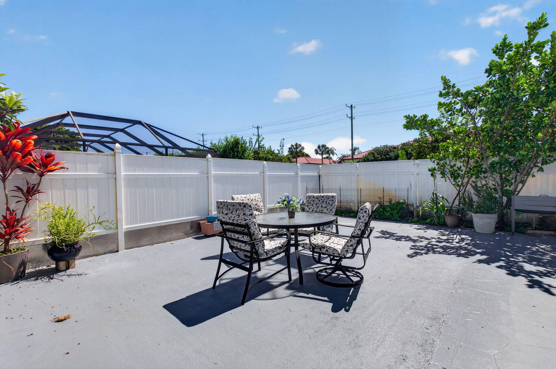 Oversized Lanai with fully fenced yard