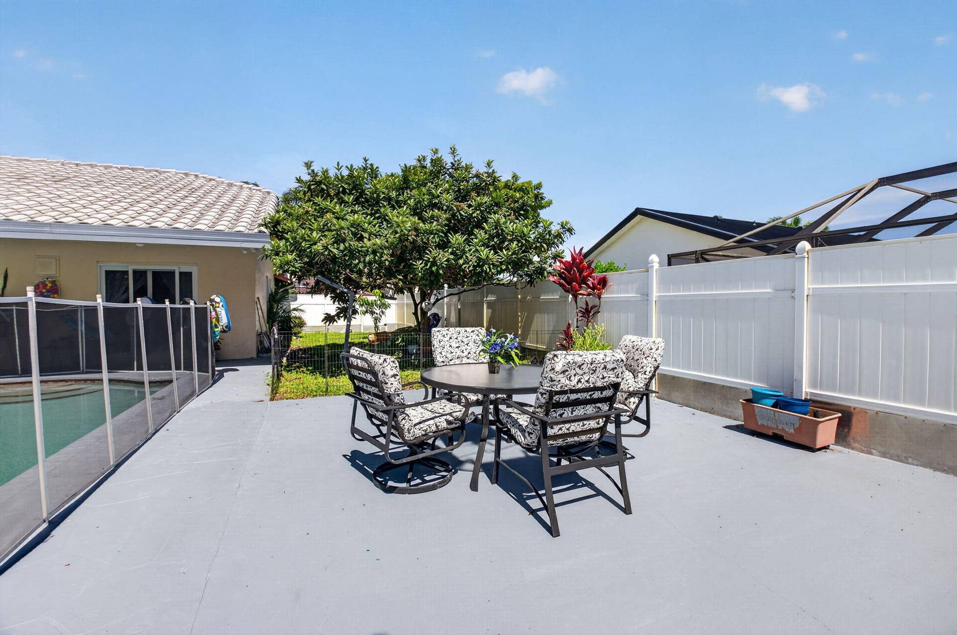 Oversized Lanai with fully fenced yard