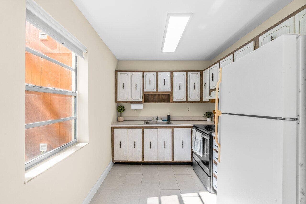 196 Piedmont E, Delray Beach, FL 33484 Kitchen