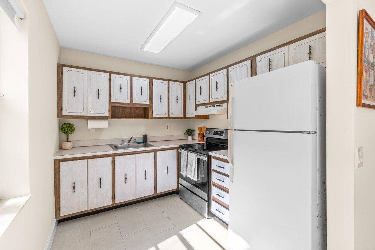 196 Piedmont E, Delray Beach, FL 33484 Kitchen