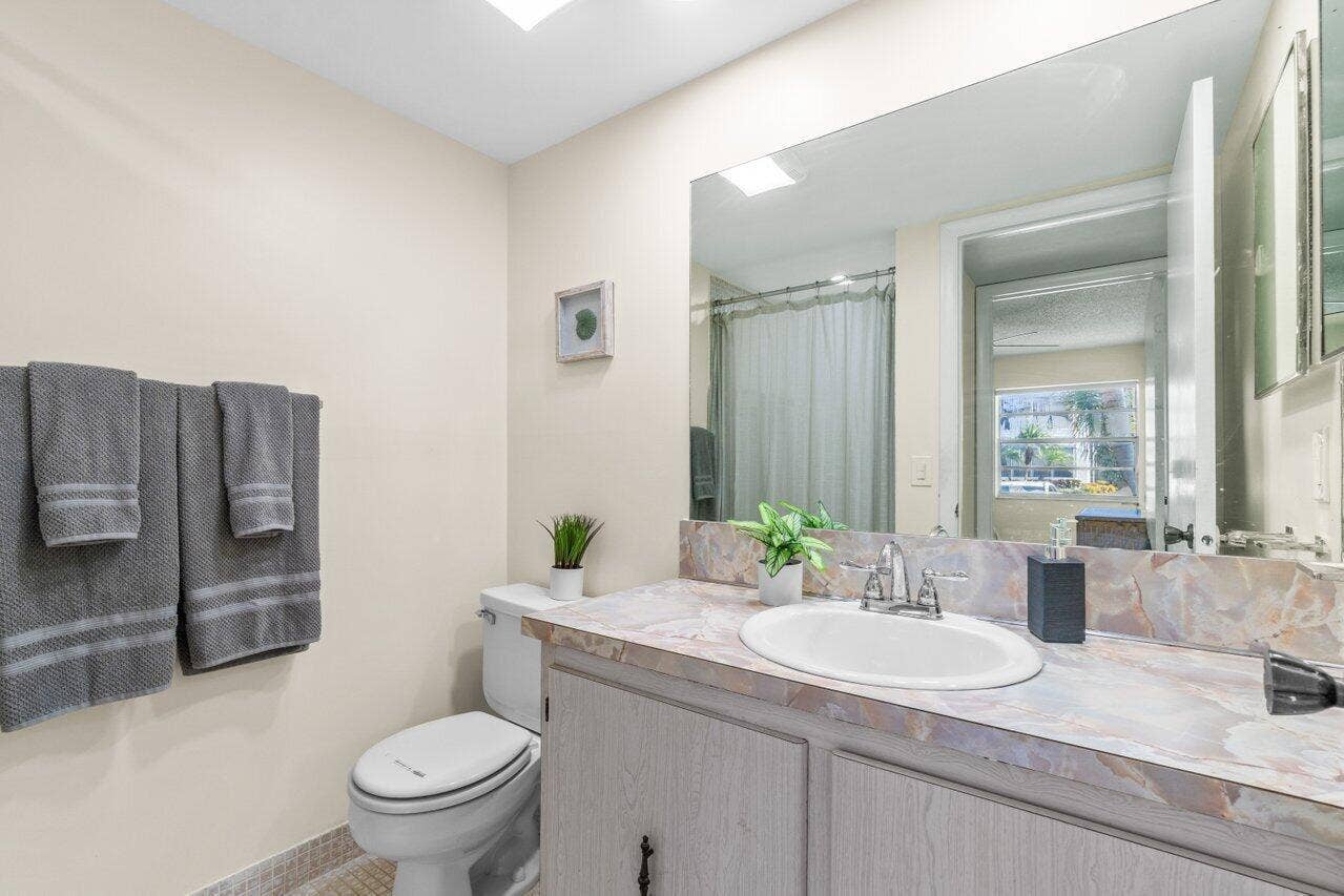196 Piedmont E, Delray Beach, FL 33484 Full Bathroom
