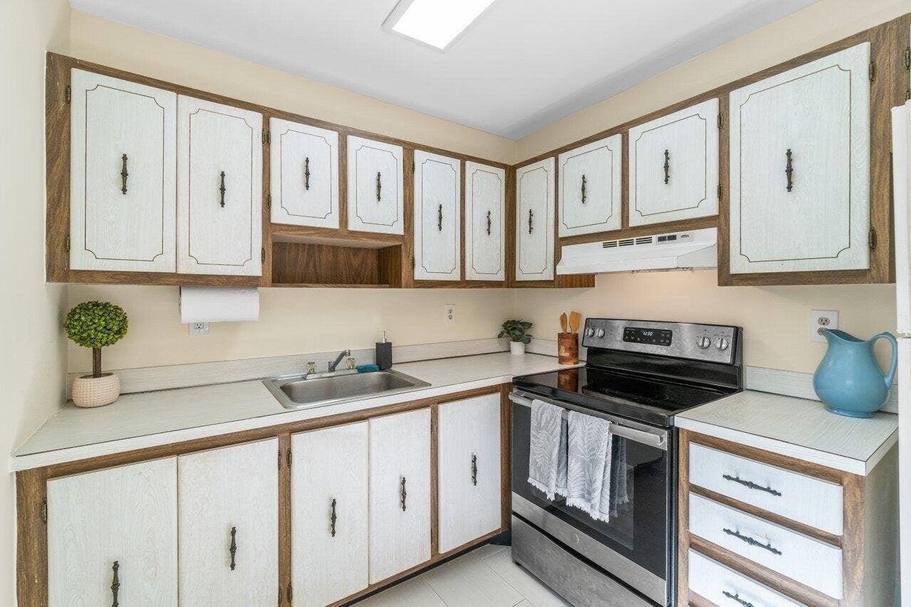 196 Piedmont E, Delray Beach, FL 33484 Kitchen