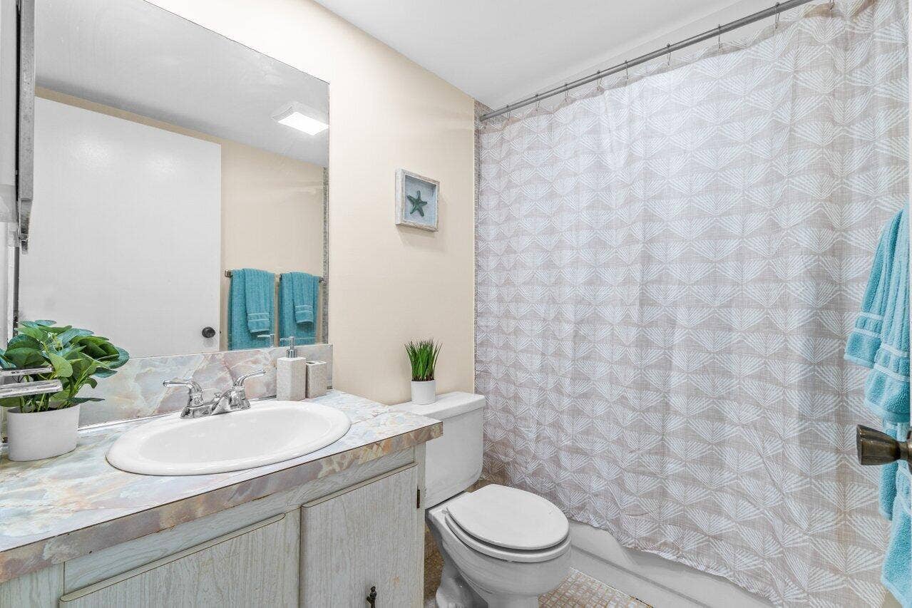 196 Piedmont E, Delray Beach, FL 33484 Full Bathroom