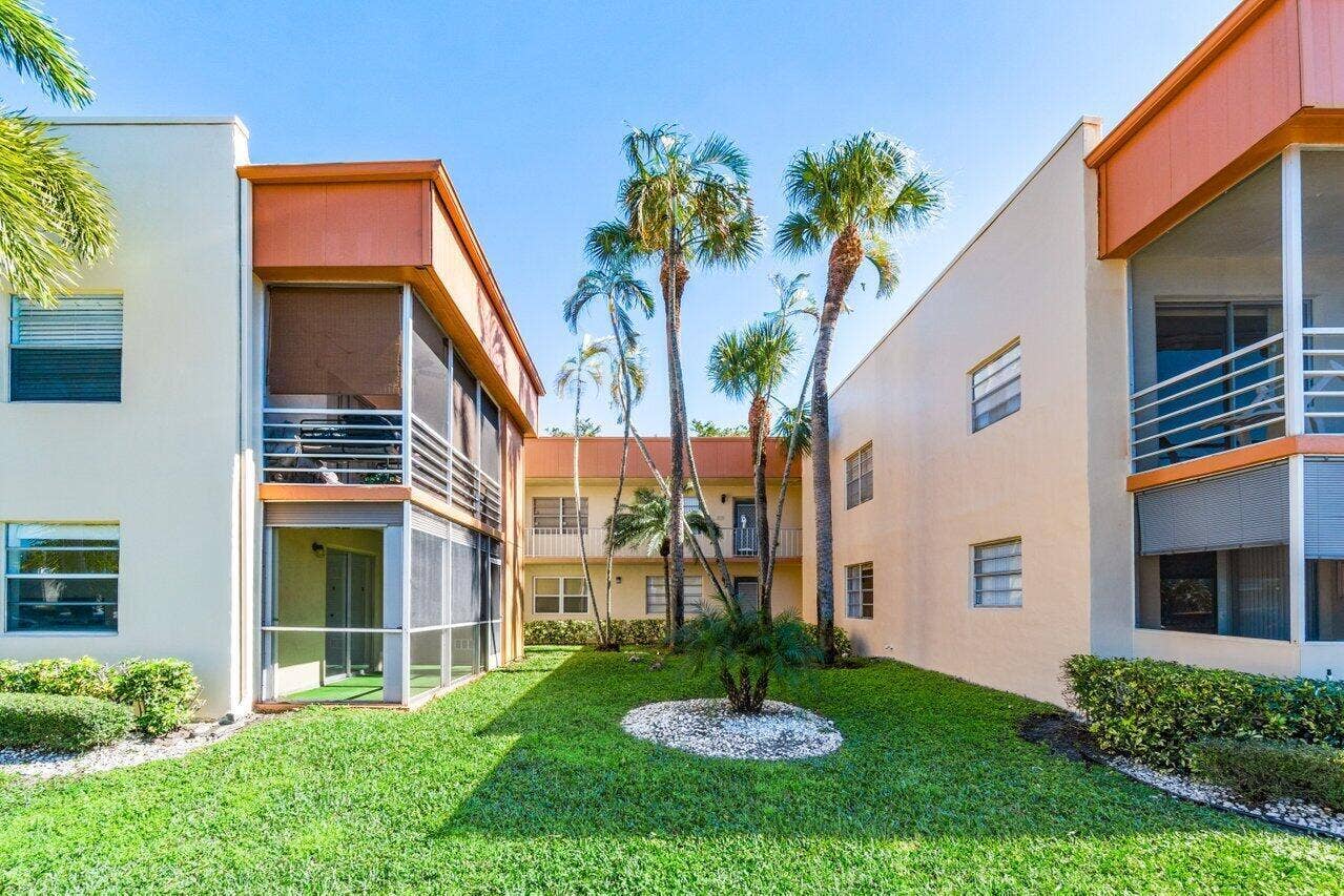 196 Piedmont E, Delray Beach, FL 33484 Courtyard