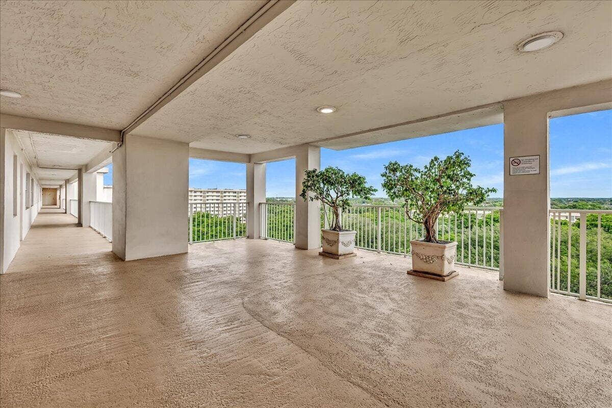 3520 Oaks Way, #904, Pompano Beach, FL 33069 Landing