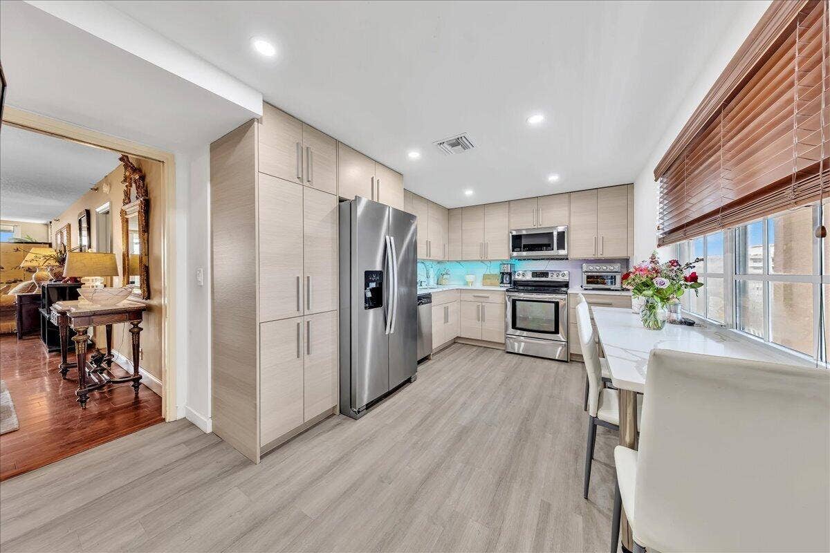 3520 Oaks Way, #904, Pompano Beach, FL 33069 Updated Kitchen