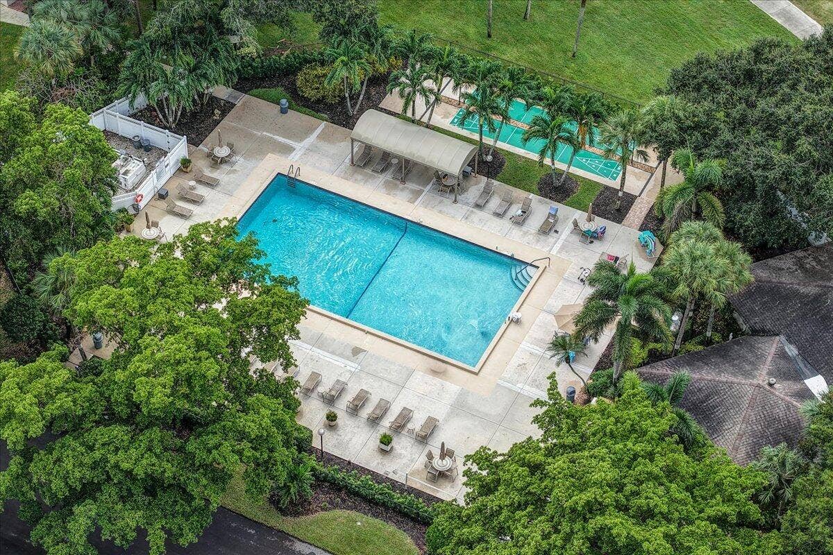 3520 Oaks Way, #904, Pompano Beach, FL 33069 Pool