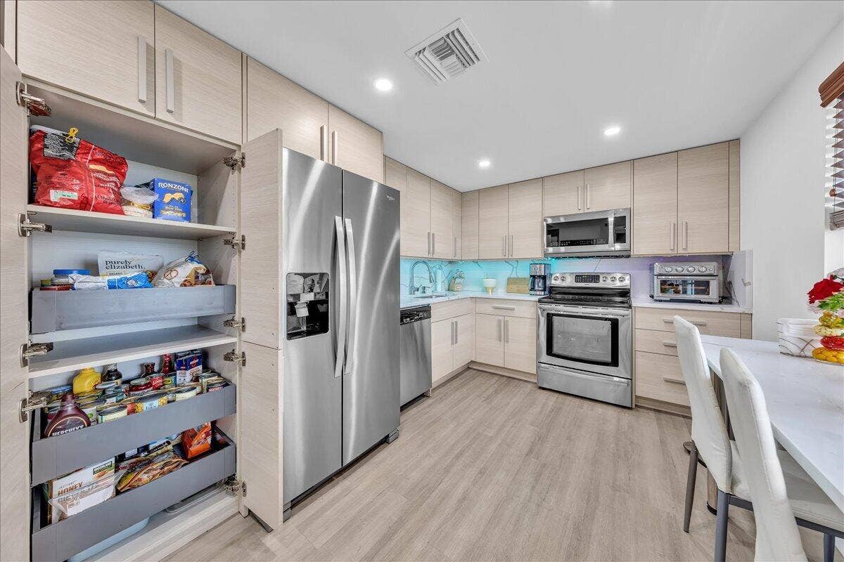 3520 Oaks Way, #904, Pompano Beach, FL 33069 Organizer pull out drawers