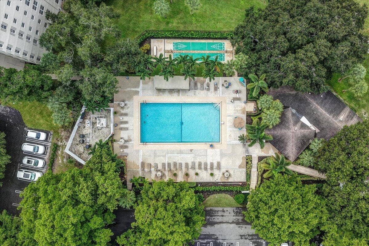 3520 Oaks Way, #904, Pompano Beach, FL 33069 3rd rec center on Oaks Way