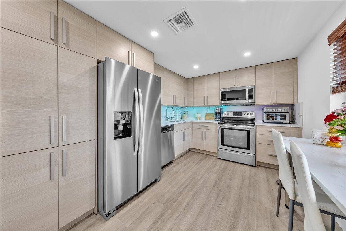 3520 Oaks Way, #904, Pompano Beach, FL 33069 High hat lighting