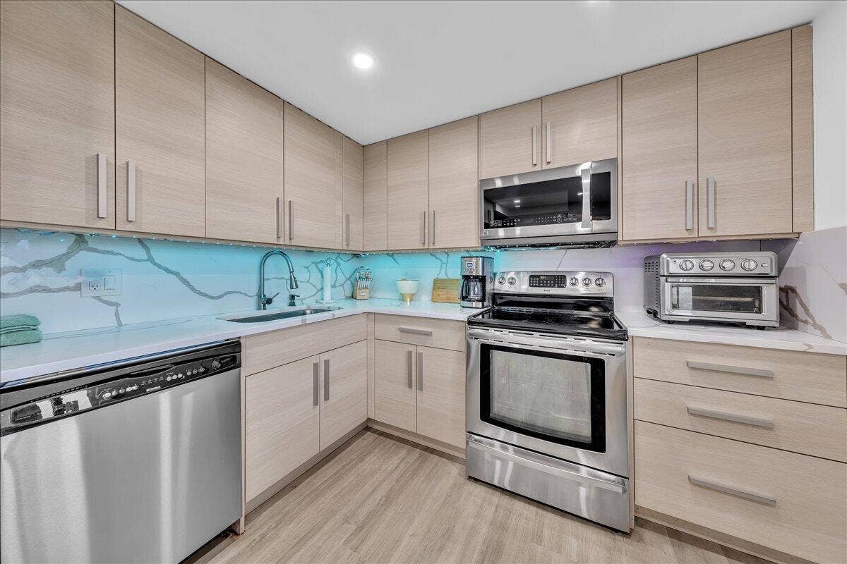3520 Oaks Way, #904, Pompano Beach, FL 33069 Under Cabinet Lighting