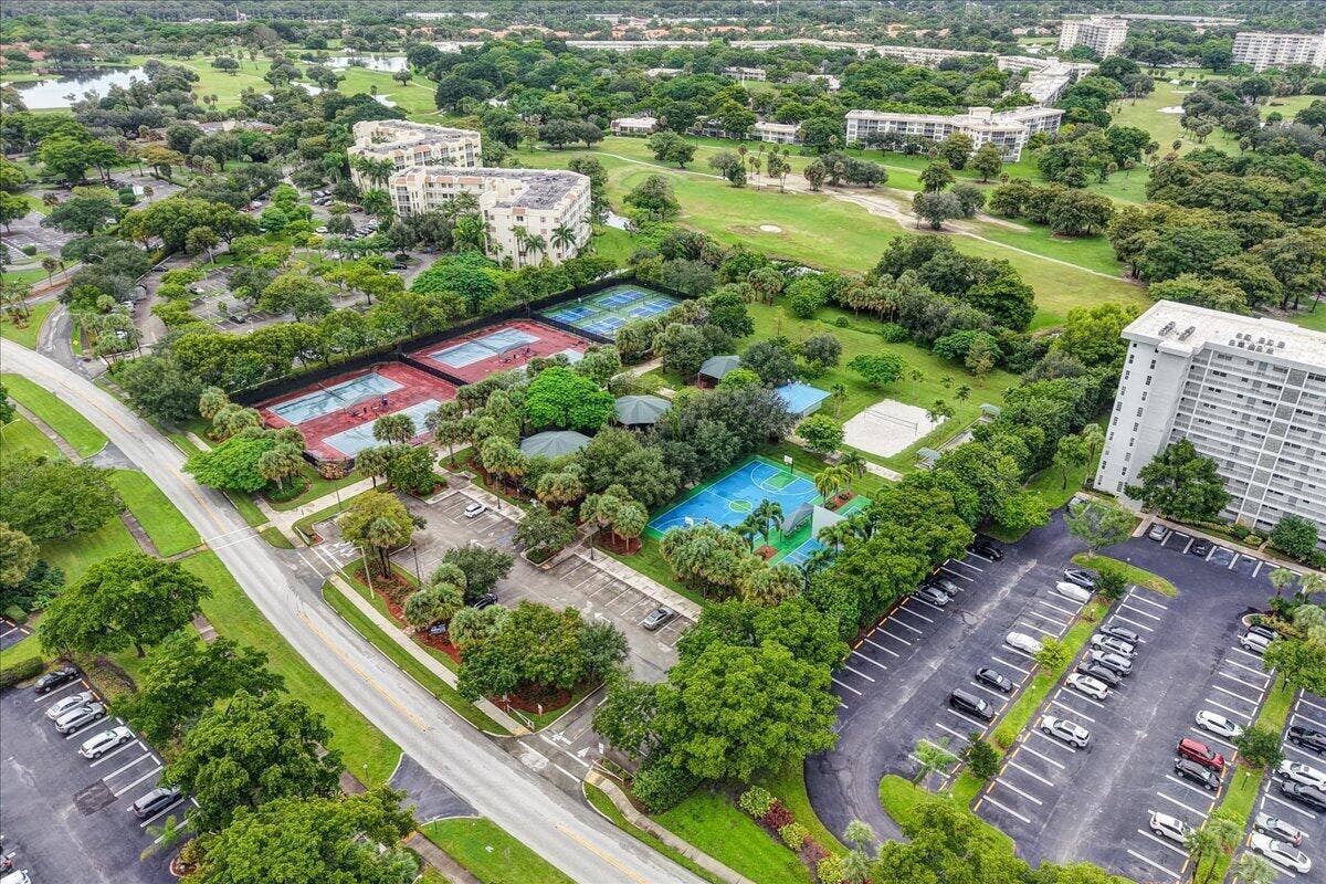3520 Oaks Way, #904, Pompano Beach, FL 33069 Pickleball, Tennis, Basketball, Volleyball, Bocceball, Playground, Walking Track, Wall ball