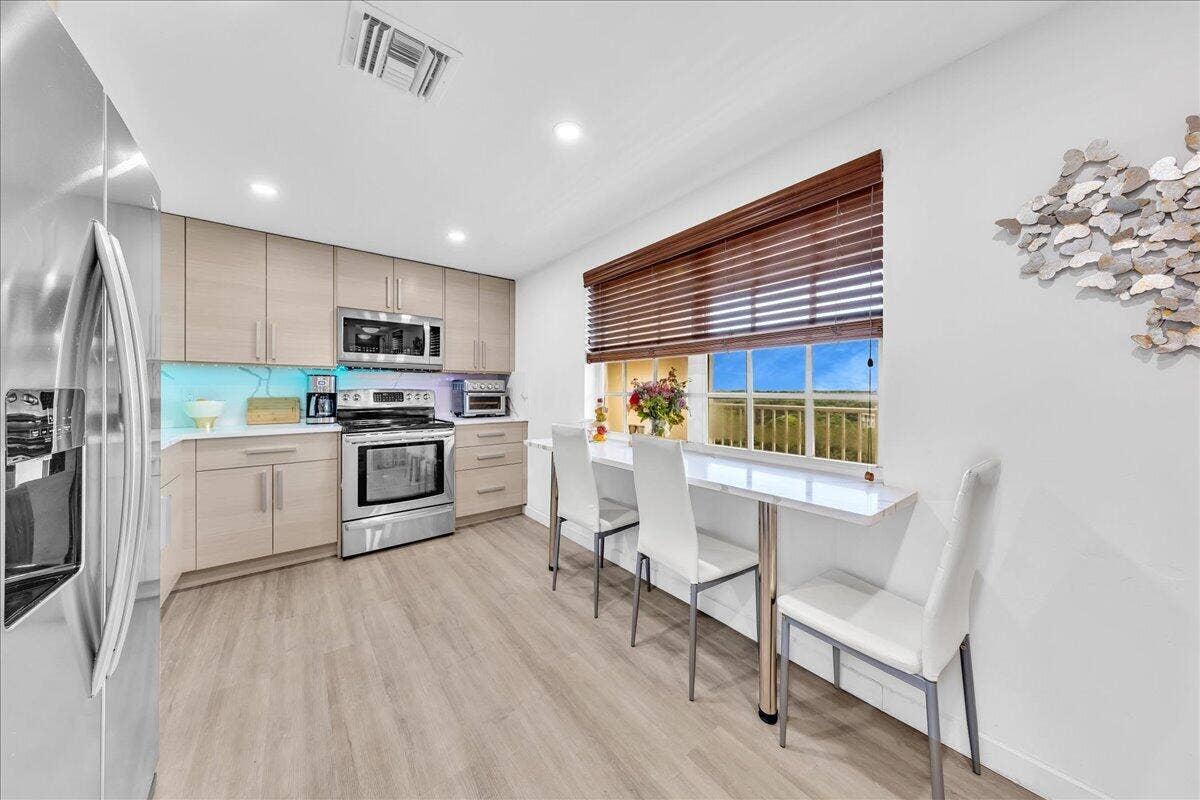 3520 Oaks Way, #904, Pompano Beach, FL 33069 Matching kitchen eat-in table