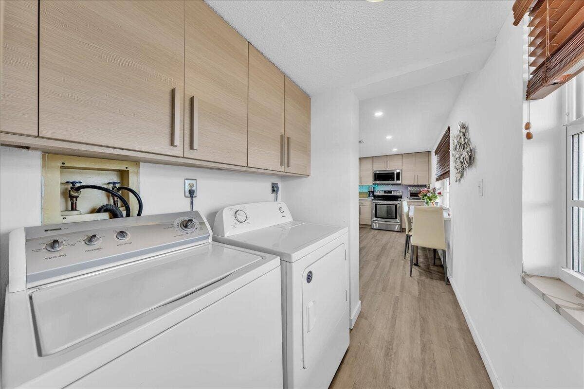 3520 Oaks Way, #904, Pompano Beach, FL 33069 Side by Side Full Size Washer and Dryer