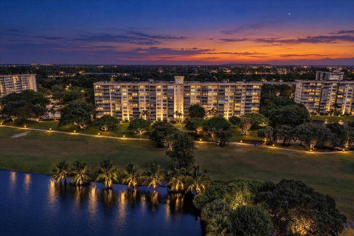 3520 Oaks Way, #904, Pompano Beach, FL 33069 Twilight Back