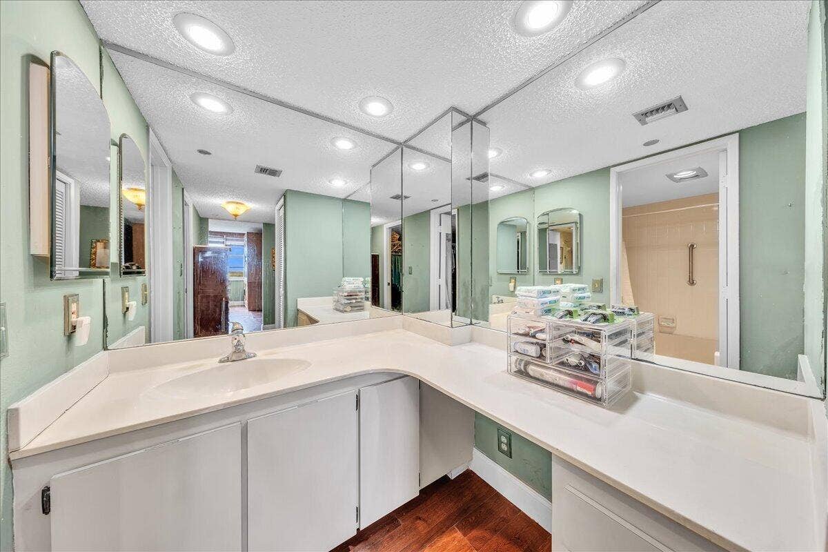 3520 Oaks Way, #904, Pompano Beach, FL 33069 Primary dressing area