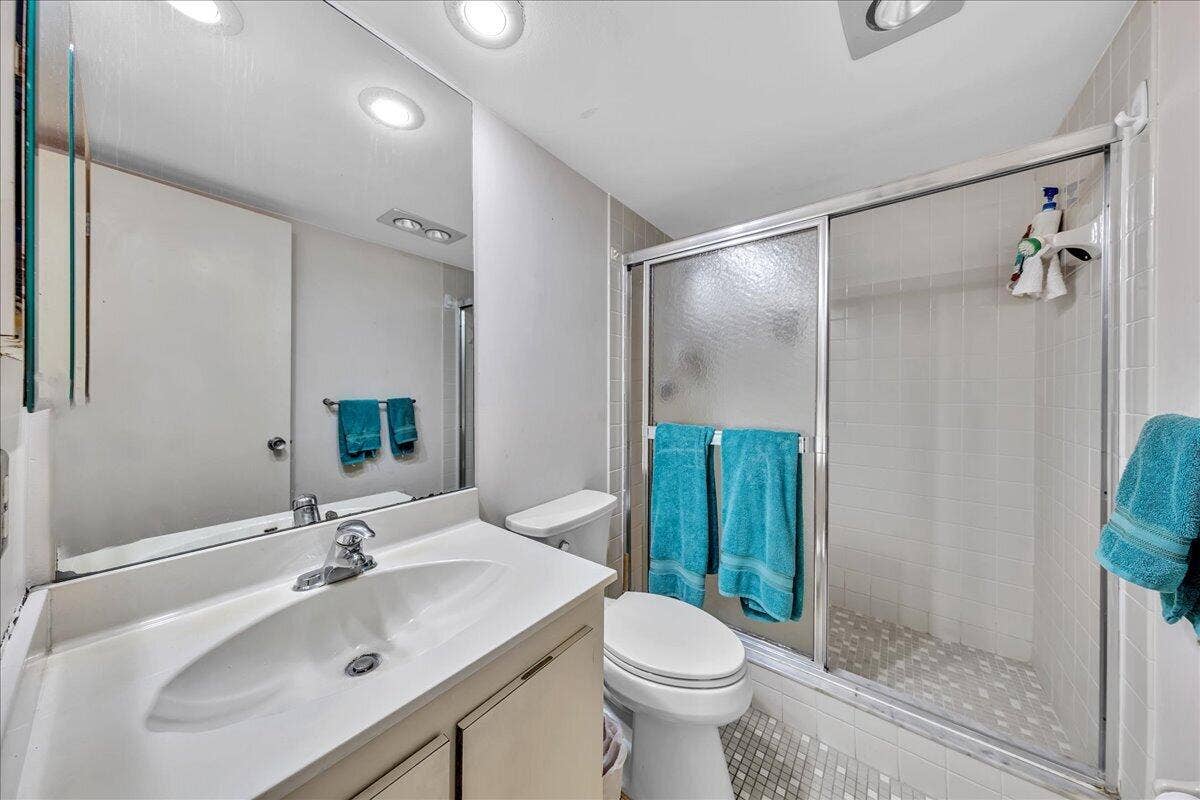 3520 Oaks Way, #904, Pompano Beach, FL 33069 Shower/tub combination in Bathroom #2