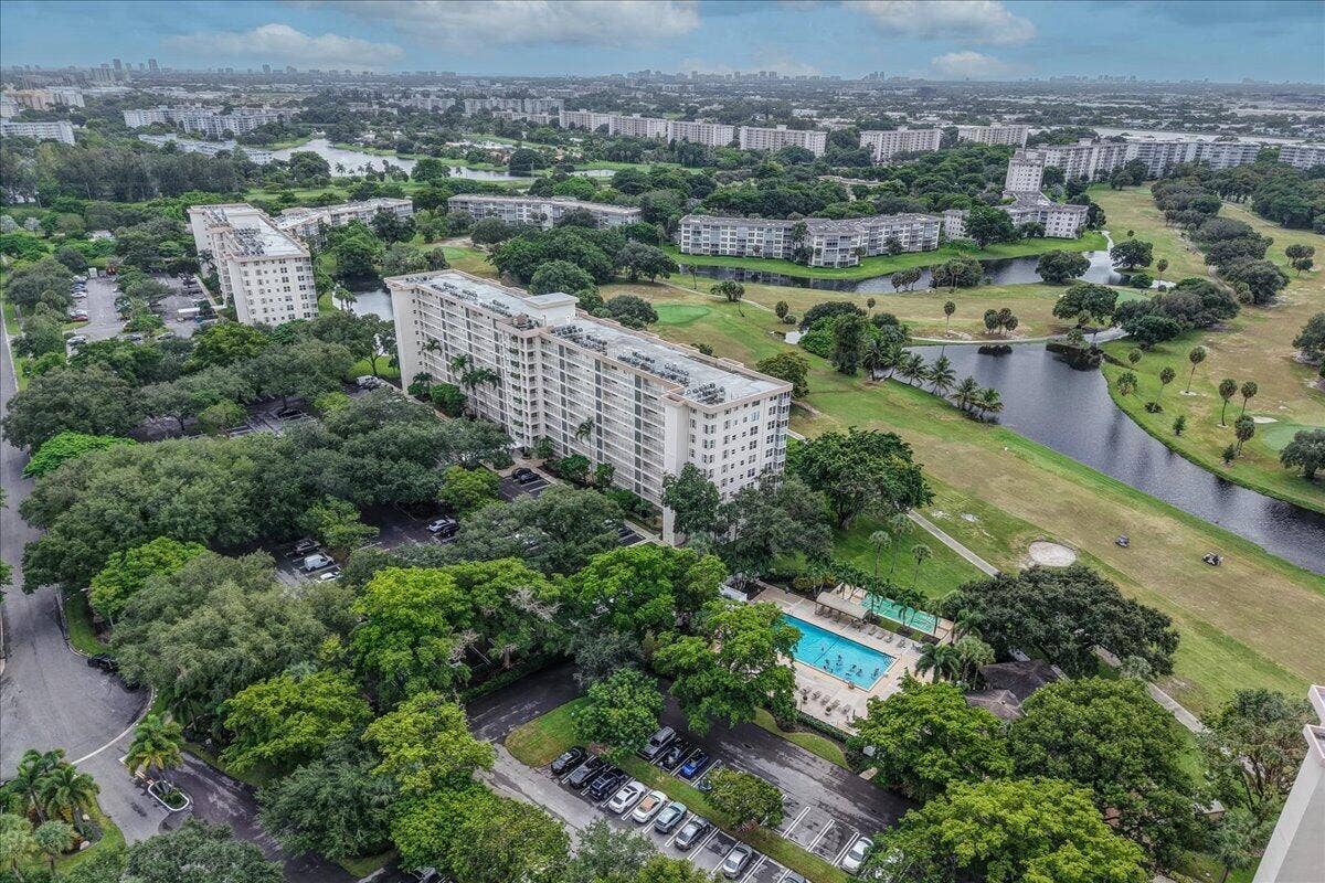 3520 Oaks Way, #904, Pompano Beach, FL 33069 Pool directly next to building