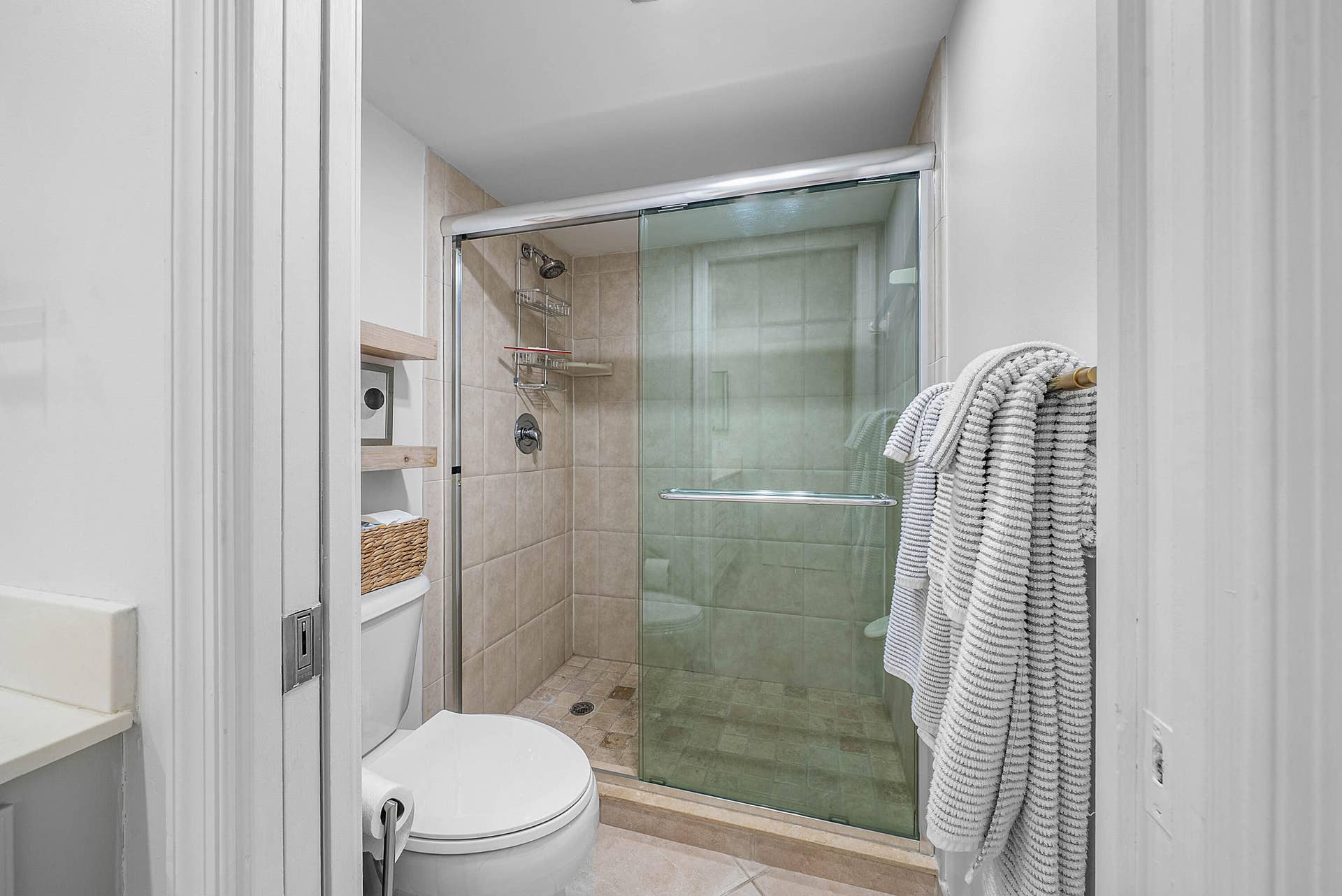 4367 N QUAIL RIDGE Drive N, #B, Boynton Beach, FL 33436 Master shower