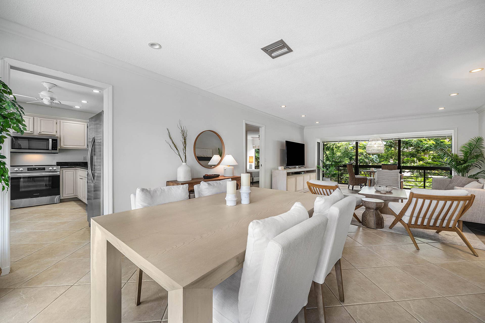4367 N QUAIL RIDGE Drive N, #B, Boynton Beach, FL 33436 Dining and Happy hour area